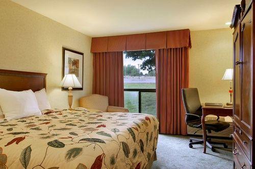 Red Lion Columbia Center Hotel 3*
